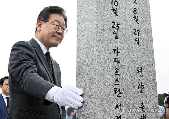 이재명 더불어민주당 대표가 지난달 29일 오후 대전 유성구 국립대전현충원 내 홍범도 장군 묘역을 찾아 참배하고 있다. ⓒ연합뉴스