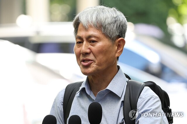 ▲ 지난 1일 경기도 고양시 탄현동에서 신학림 전 언론노조위원장이 검찰 수사에 대한 기자회견을 열고 취재진 질문에 답하고 있다.ⓒ연합뉴스