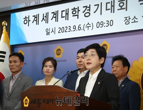 ▲ 이순열 세종시의회 의장이 6일 오전 의회 대회실에서 2027 충청권 하계세계대학경기대회 관련, 성명서를 발표 하고 있다.ⓒ이길표 기자