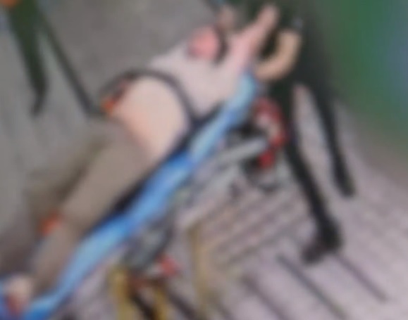 ▲ 지난 4일 오후 10시30분쯤 서울 강서구의 한 오피스텔 건물에서 더불어민주당 Y의원 비서관 A씨가 구급대원을 폭행하는 등 난동을 부리다 이동식 침대에 묶여 이송되는 모습. ⓒSBS 보도화면