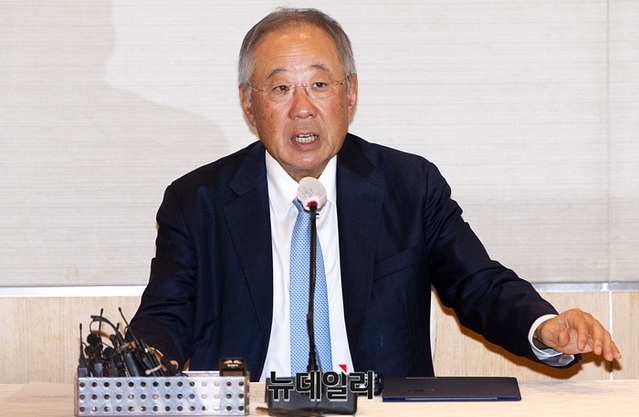 ▲ 류진 전경련(전국경제인연합회) 신임회장이 지난달 22일 오후 서울 여의도 전경련회관에서 열린 제39대 회장 취임 기자간담회에서 취재진의 질문에 답하고 있다.ⓒ서성진 기자