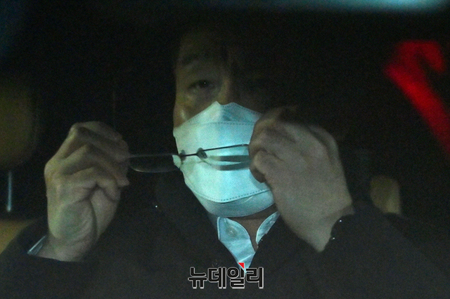 ▲ 대장동 개발 특혜의혹의 핵심 인물 김만배가 구속기한 만료일인 지난해 11월24일 자정 경기 의왕시 서울구치소에서 출소해 차량을 타고 이동하고 있다. ⓒ정상윤 기자