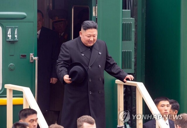 ▲ 2019년 4월24일 북한 김정은이 러시아와 북한의 접경 지역인 하산역에 도착해 전용 방탄열차에서 내리고 있다. ⓒ연합뉴스