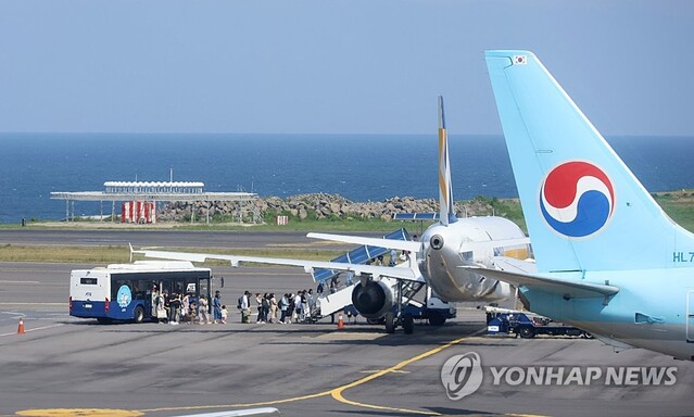 ▲ 제주국제공항에서 항공기들이 승객을 태우고 이륙하고 있다.ⓒ연합뉴스
