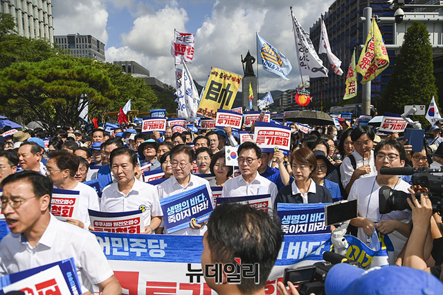 ▲ 이재명 더불어민주당 대표와 의원들이 지난달 25일 오전 서울 종로구 광화문광장에서 '후쿠시마 원전오염수 투기 중단을 촉구하며 용산 대통령실 방향으로 행진하고 있다.ⓒ서성진 기자