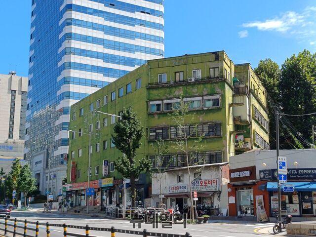 ▲ 1937년 준공된 충정아파트. 그 뒤로 국민연금공단 충정로 사옥 빌딩이 보인다. ⓒ김성웅 기자