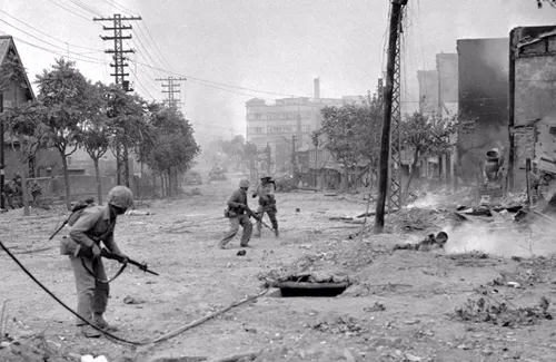 ▲ AP통신의 맥스 데스퍼 기자가 찍은 사진에 담긴 6·25전쟁 당시 충정아파트. 멀리 굴뚝이 보이는 건물이 충정아파트다. ⓒ국방부 블로그