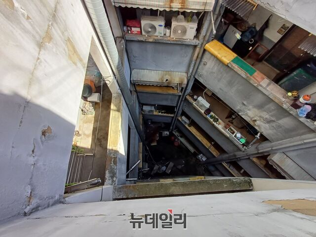 ▲ 위에서 밑으로 바라보고 찍은 충정아파트 중정. ⓒ김성웅 기자