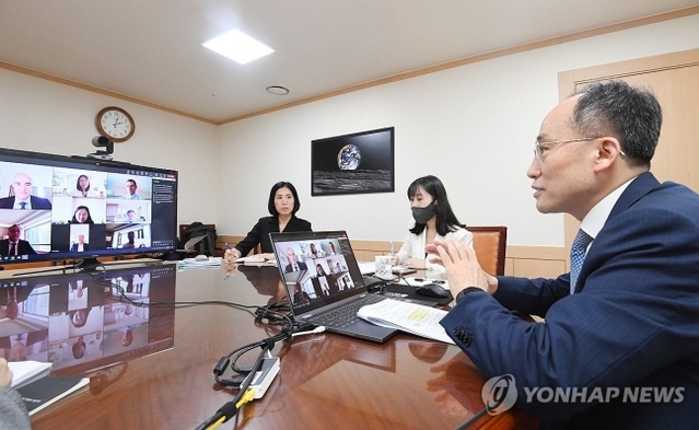 ▲ 추경호 경제부총리 겸 기획재정부 장관이 지난 5일 정부서울청사에서 IMF 연례협의 대표단과 화상으로 면담하고 있다. ⓒ연합뉴스