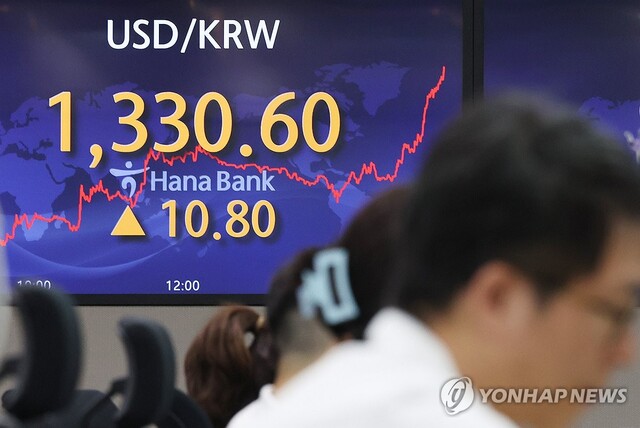 ▲ 5일 오후 서울 중구 하나은행 딜링룸ⓒ연합뉴스