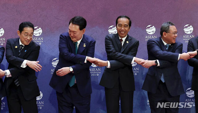 ▲ 윤석열 대통령이 6일(현지시간) 자카르타 컨벤션센터(JCC)에서 열린 아세안+3 정상회의에서 기시다 후미오 일본 총리(왼쪽), 리창 중국 총리(맨 오른쪽), 조코 위도도 인도네시아 대통령 등과 기념촬영하기 위해 손을 맞잡고 있다.ⓒ뉴시스