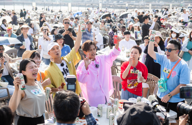 ▲ 중국관광객들이 지난 6월15일 인천중구 상상플랫폼에서 열린 맥강파티에서 건배를 하고 있다 ⓒ인천관광공사 제공