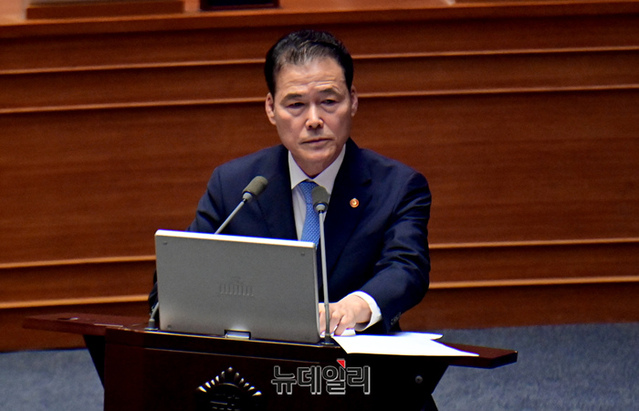 ▲ 김영호 통일부 장관이 지난 5일 오후 국회에서 열린 본회의 정치분야 대정부질문에서 의원의 질문에 답변하고 있다. ⓒ이종현 기자
