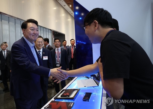 ▲ 윤석열 대통령이 6일(현지시간) 자카르타 텔콤 본사에서 열린 한·아세안 AI청년 페스타에앞서 AI반도체 팹리스 스타트업 부스를 찾아 청년 기업가들을 격려하고 있다. 2023.9.6 ⓒ연합뉴스
