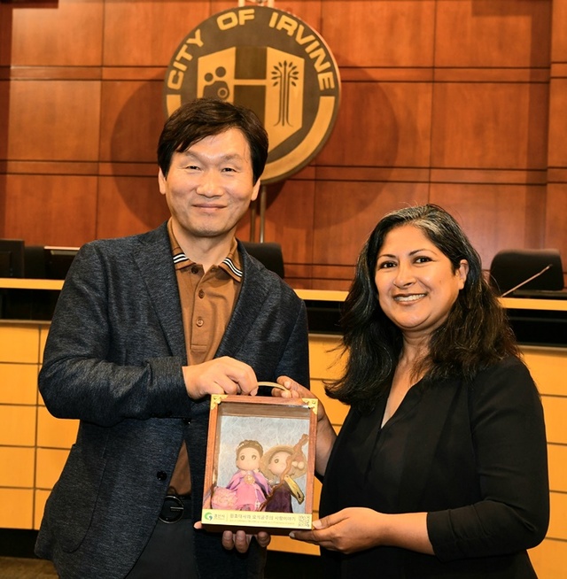 ▲ 현일 경산시장은 오렌지카운티 한인상공회의소(회장 노상일)를 방문해 경제교류와 크리에이터 육성 등에 관한 업무협약을 맺고 관내 기업의 해외 진출을 위한 협력과 발전 전략을 모색하는 자리를 가졌다.ⓒ경산시