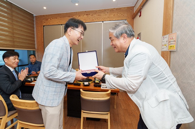 ▲ 김한성 본부장이 한국국제통상마이스터고 교장 박준빈 위원에게 감사패를 전달하고 있다.ⓒ월성본부