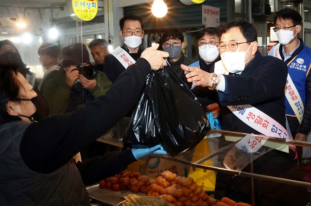 ▲ 주낙영시장이 지난 1월 설 명절을 맞아 지역 전통시장과 상점가 등을 돌며 장보기 행사를 펼치고 있다.ⓒ경주시