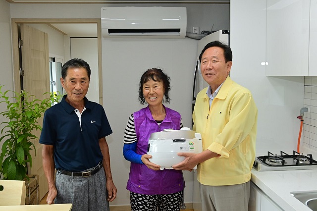 ▲ 봉화군은 지난 7월 집중호우로 인해 주택 피해를 입은 이재민들의 주거 안정을 위해 설치한 임시주택 입주를 시행했다.ⓒ봉화군