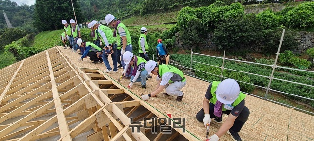 ▲ 포철공고 총동창회 행복나눔봉사단과 한국해비타트 전남동부지부는 지난2일 광양지역 ‘희망의 집짓기’ 봉사에 구슬땀을 흘리고 있다.ⓒ뉴데일리