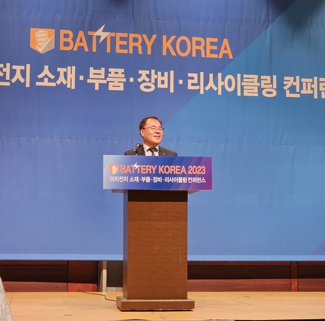 ▲ 하인성 경북TP 원장은 “그간 스마트폰, 디스플레이 등 인류가 살아가면서 가장 편리하게 활용되는 분야의 산업이 성장 동력으로 주목된다”며 “이번 행사를 통해 배터리 산업의 현재를 살피고 지속 가능한 미래를 들여다보는 자리가 되기를 바란다”고 말했다.ⓒ경북테크노파크