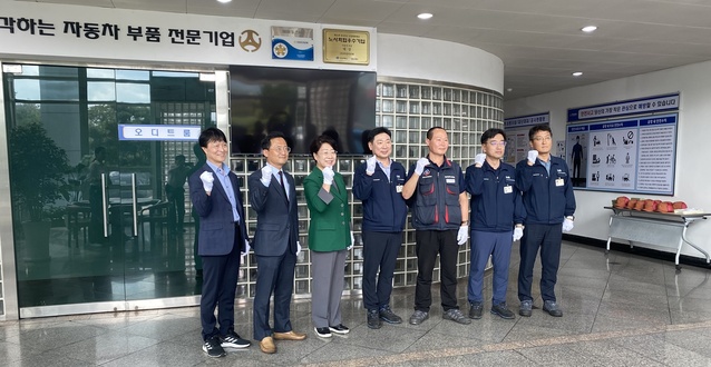 ▲ 이달희 경제부지사는 사용자 부문 대상 수상자인 김상룡 아진카인텍 공장장의 소속 기업을 연달아 방문해 직접 현판을 전달했다.ⓒ경북도