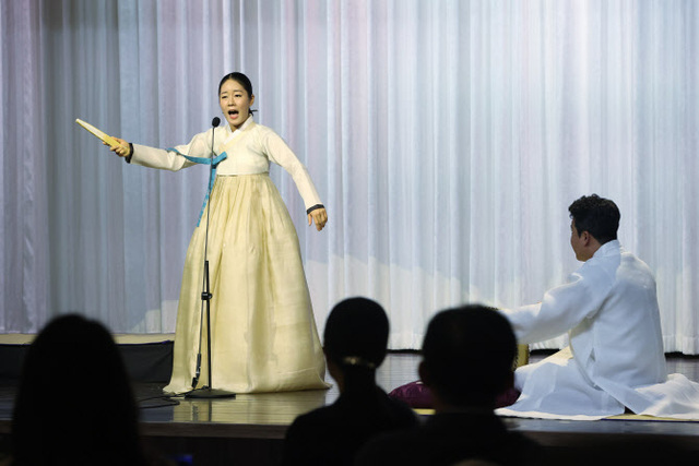 ▲ 지난 7월 5일 서울 성북구 삼청각에서 열린 '2023 전주세계소리축제 프로그램 발표회 프레스 컨퍼런스'에서 소리꾼 김율희가 판소리 공연을 펼치고 있다.ⓒ연합뉴스