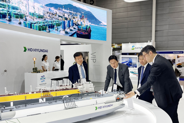 ▲ 싱가포르서 열린 ‘가스텍 2023’ 행사장에서 정기선 HD현대 사장이 부스를 둘러보고 있다. ⓒHD한국조선해양