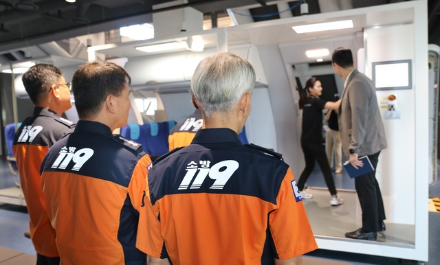 ▲ 지난 6일 에어부산 사옥 훈련동에서 경상남도소방본부 관계자들이 비상구 작동법을 배우고 있다. ⓒ에어부산