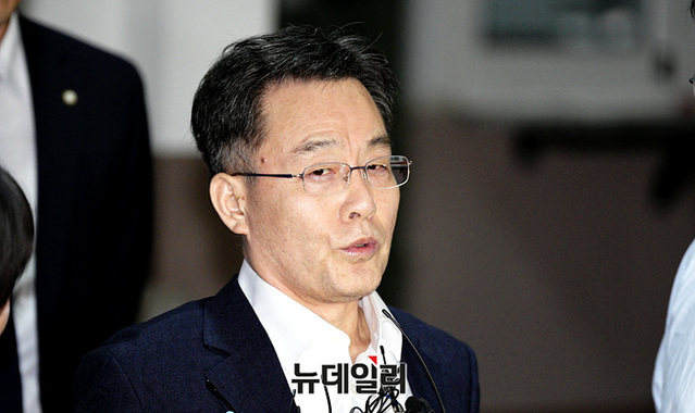 ▲ 대장동 개발 비리의 핵심 인물인 화천대유 대주주 김만배 씨가 구속기간 만료일인 7일 자정 경기 의왕시 서울구치소에서 출소했다. ⓒ서성진 기자