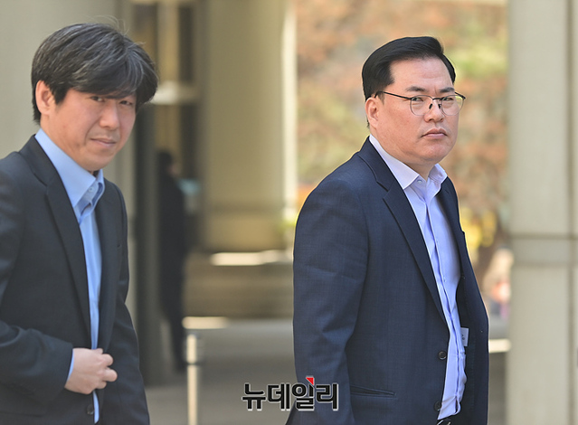 ▲ 유동규 전 성남도시개발공사 본부장과 남욱 변호사가 지난 3월27일 서울 서초구 중앙지방법원에서 열린 특정범죄가중처벌등에관한법률위반 공판을 마치고 법원을 나서고 있다. ⓒ서성진 기자