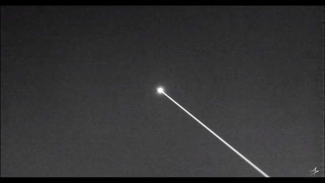 ▲ 록히드마틴이 지난해 2월12일 레이저 무기로 공중에 떠 있는 아음속 순항미사일 표적(항공기)을 격추시키는 장면. ⓒ록히드마틴 유튜브 캡쳐
