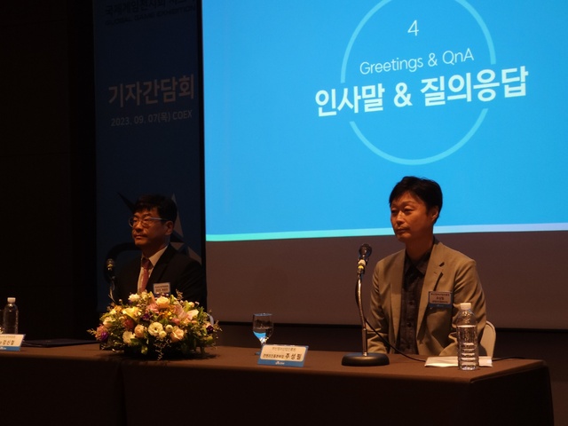 ▲ 강신철 지스타 조직위원장(왼쪽) 7일 코엑스에서 열린 지스타 2023 기자간담회에서 질의응답을 받고 있다. ⓒ신희강 기자