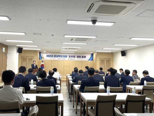 ▲ 창립 회의에는 초선 도의원 35명 중 27명이 참석한 가운데 제12대 초우회를 이끌어갈 임원진으로 △수석부회장 최덕규 의원, △부회장 김창혁, 최병근, 손희권 의원 △감사 김대진 의원 △재무 김경숙 의원, △총무 정경민 의원)을 선출했다.ⓒ경북도의회