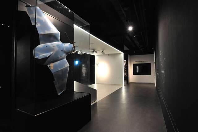 ▲ 전쟁기념관 '북한의 군사도발실' 내부 모습. 이번 전시에서 최초로 실물 공개된 무인기가 보인다. ⓒ전쟁기념사업회