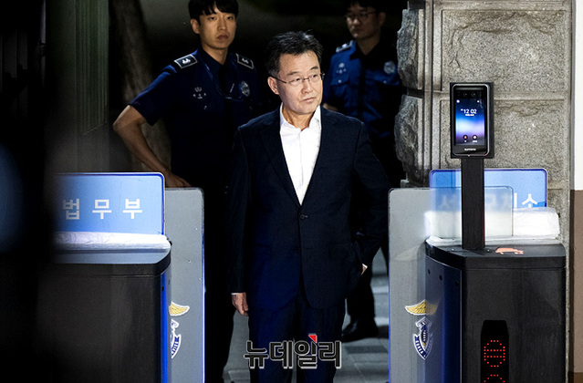 ▲ 대장동 개발 비리의 핵심 인물인 화천대유 대주주 김만배 씨가 구속기간 만료일인 7일 자정 경기 의왕시 서울구치소에서 출소하고 있다. ⓒ서성진 기자