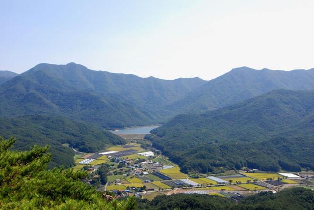 ▲ 첫 번째 조망 점에서 바라본 농촌 풍경과 조항산.ⓒ진경수 山 애호가