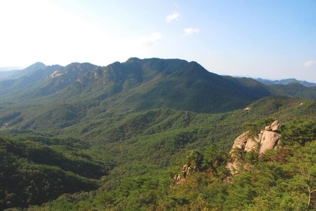 ▲ 부처바위가 바라보이는 능선과 골짜기.ⓒ진경수 山 애호가