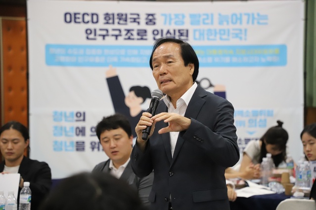 ▲ 김주수 의성군수는 “의성군 접근성은 고속도로와 상주~영덕 고속도로 등도 다 잘 돼 있고 의성에 공항이 들어오면 어차피 군부대 1만 명은 의성과 군위에 거주하고 항공물류 정비 산업이 들어온다”라고 말했다.ⓒ대구경북인터넷기자협