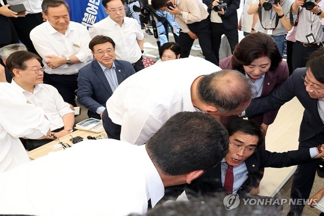 ▲ 태영호 국민의힘 의원이 7일 이재명 더불어민주당 대표의 국회 앞 천막에서 당직자들 요구로 나오고 있다. 태 의원은 본회의장 야당 의원들의 발언에 항의하기 위해 이재명 대표를 찾았다.ⓒ연합뉴스