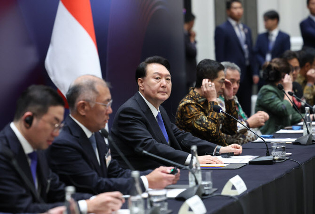 ▲ 인도네시아를 방문 중인 윤석열 대통령이 7일(현지시간) 자카르타 한 호텔에서 열린 한·인도네시아 비즈니스 라운드 테이블에 참석하고 있다. ⓒ연합뉴스