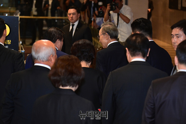 ▲ 이명박 전 대통령이 지난 8월15일 서울 서대문구 신촌세브란스병원 장례식장에 마련된 윤석열 대통령 부친 윤기중 연세대 명예교수의 빈소로 향하고 있다. ⓒ이종현 기자