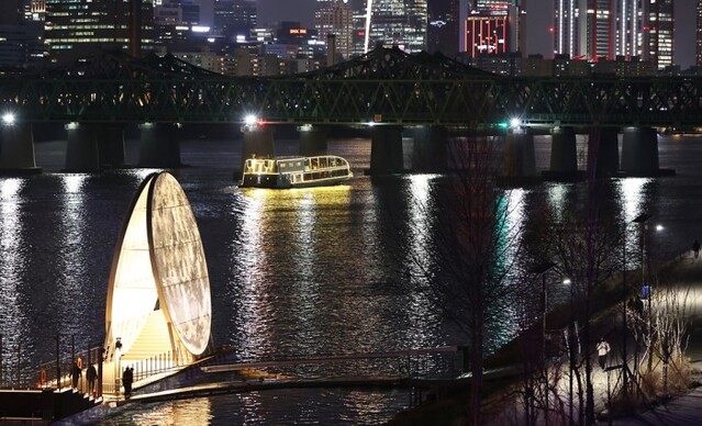 ▲ 서울 한강 노들섬 인근에 유람선들이 여의도 도심과 어우러져 지나가고 있다.ⓒ국민소통실