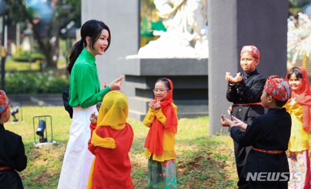 ▲ 윤석열 대통령 부인 김건희 여사가 6일(현지시간) 아세안 정상회의 배우자 프로그램으로 자카르타 따만 미니 민속공원을 방문해 아이들과 함께 손하트를 하고 있다. (공동취재) ⓒ뉴시스
