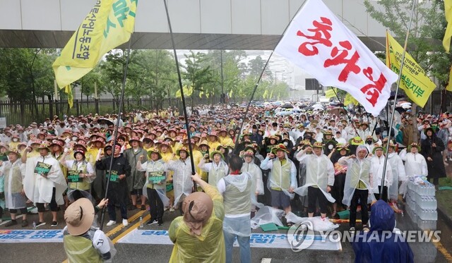 ▲ 민주노총 전국보건의료산업노동조합원들이 총파업 이틀째인 14일 세종시 정부세종청사 보건복지부 앞에서 인력·공공의료 확충, 간호간병통합서비스 전면 해결 등을 촉구하고 있다.ⓒ연합뉴스