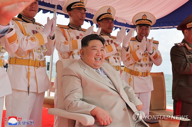 ▲ 북한이 8일 수중에서 핵 공격이 가능한 전술핵공격잠수함을 건조했다고 밝힌 가운데, 지난 6일 열린 진수식에서 김정은이 환하게 웃고 있다. 2023.9.8 ⓒ연합뉴스