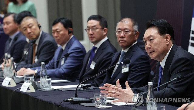 ▲ 윤석열 대통령이 비즈니스 라운드테이블에서 발언하는 모습. 정의선 회장, 신동빈 회장, 구자은 회장 등도 참석했다. ⓒ연합뉴스