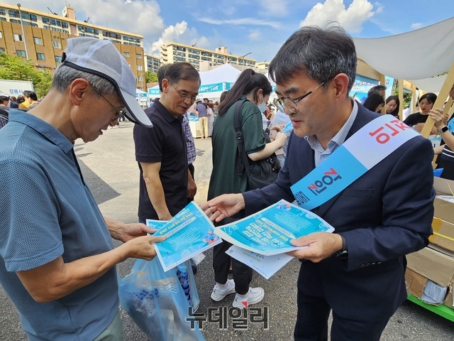 ▲ 정일섭 강원특별자치도 제2청사 글로벌 본부장이 지난 5일 서울 강남 고속버스터미널에서 열린 “강원 동해안 수산물, 안전海요! 맛있漁요!” 특판전에 참석, 홍보물을 한 남성에게 나눠주고 있다.ⓒ김정원 기자