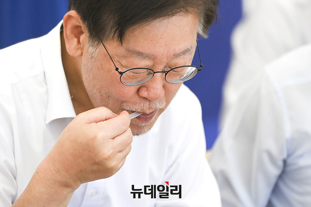 ▲ 단식 9일차에 접어든 이재명 더불어민주당 대표가 8일 오전 국회 본관 앞에 마련된 단식농성장에서 소금을 섭취하고 있다. ⓒ이종현 기자