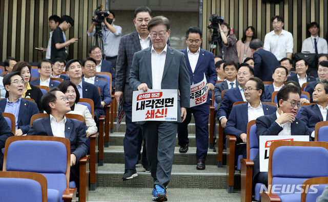 ▲ 이재명 더불어민주당 대표가 8일 오후 서울 여의도 국회에서 열린 의원총회에 참석하고 있다. ⓒ뉴시스