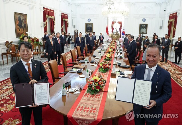 ▲ 안덕근 통상교섭본부장과 아구스 구미왕 카르타사스미타 인도네시아 산업부 장관이 8일(현지시간) 자카르타 대통령궁에서 윤석열 대통령과 조코 위도도 인도네시아 대통령이 배석한 가운데 '산업혁력에 관한 양해각서'를 체결하고 있다.ⓒ연합뉴스